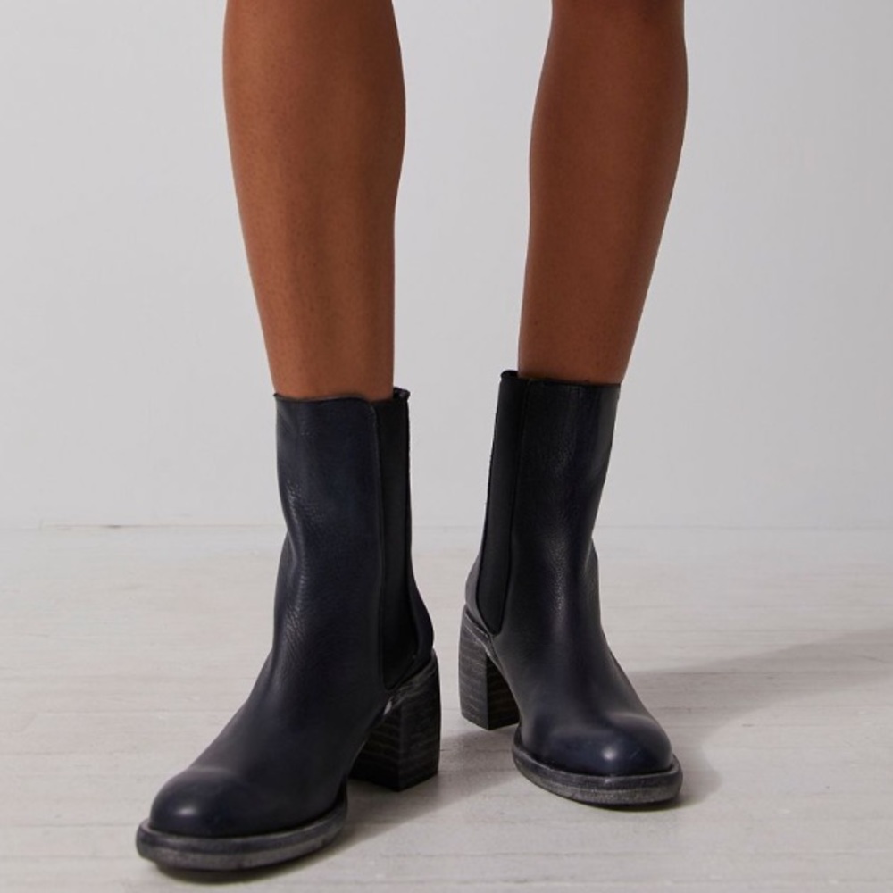 Free People essential Chelsea Boots, Black, size 10